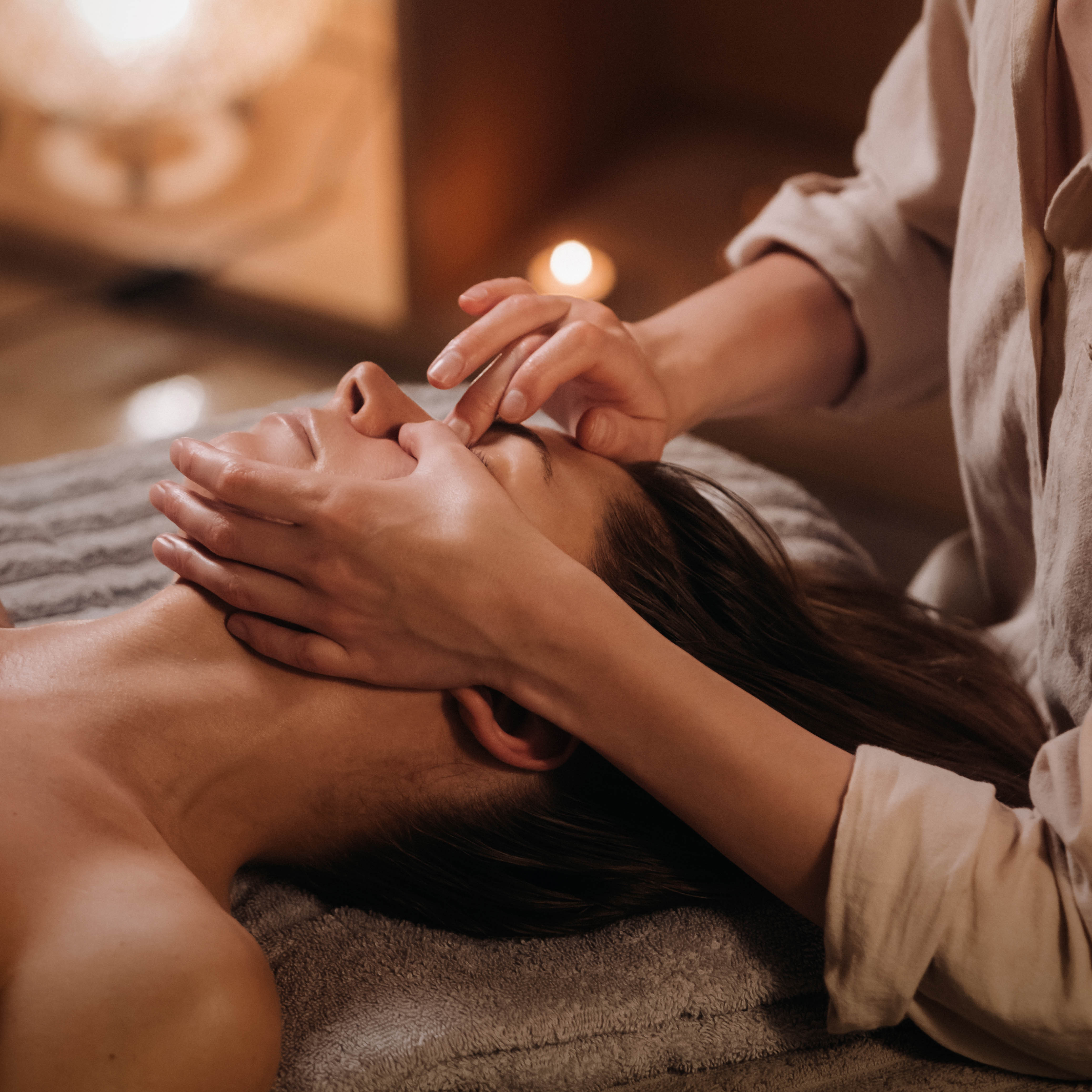 ارتقِ ببشرتك إلى تألق مشرق مع تدليك الزيت الذهبي الخاص بنا